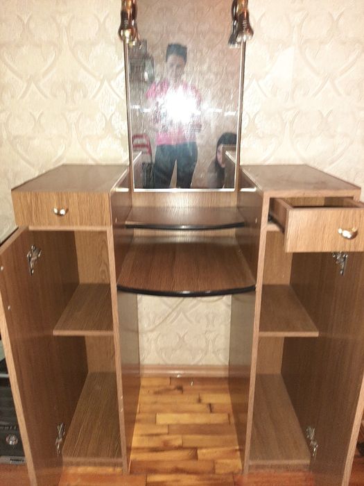 Кровать дерево,туалетный столик ,тумбв под телевизор