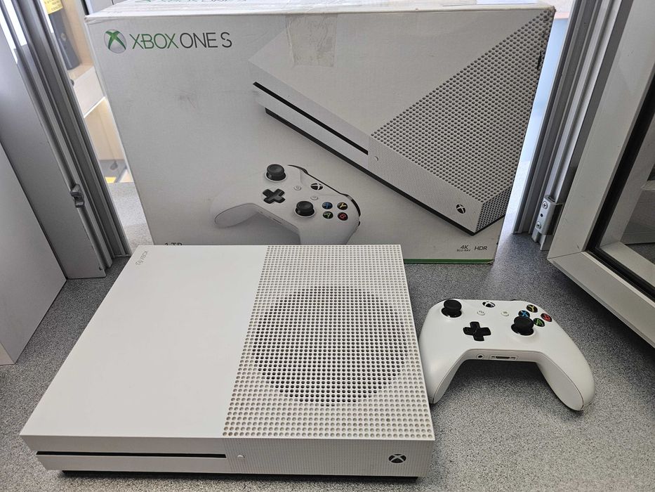 Konsola Microsoft XBOX One S pad dysk 1 TB