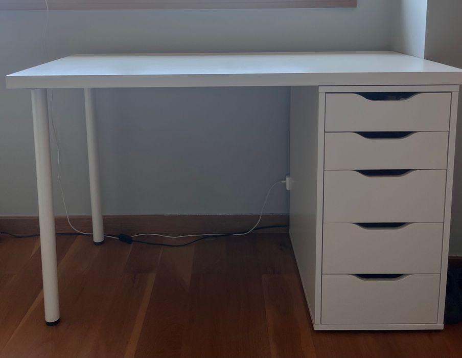 Secretária branca IKEA