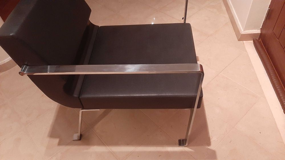 Par de cadeiras B&T Plus – design moderno – excelente estado.