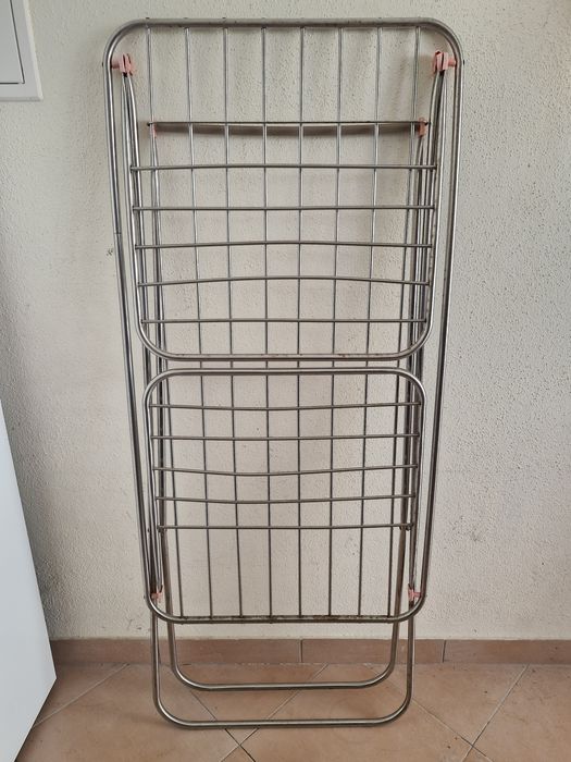 Estendal de chão metálico com abas