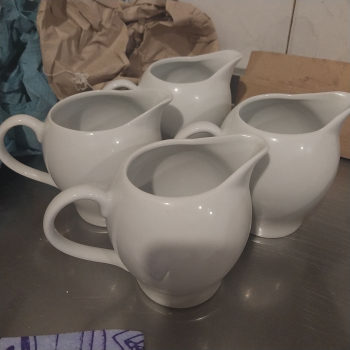 Кавомашина , ширма,стаканчик, молочник,кондитерська вітрина