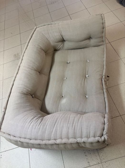sofá baixo, para espaço pequeno, ou para quarto.