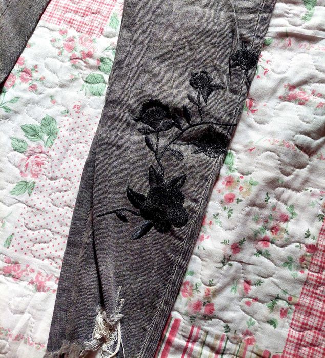 Calças cinza com bordados Bershka