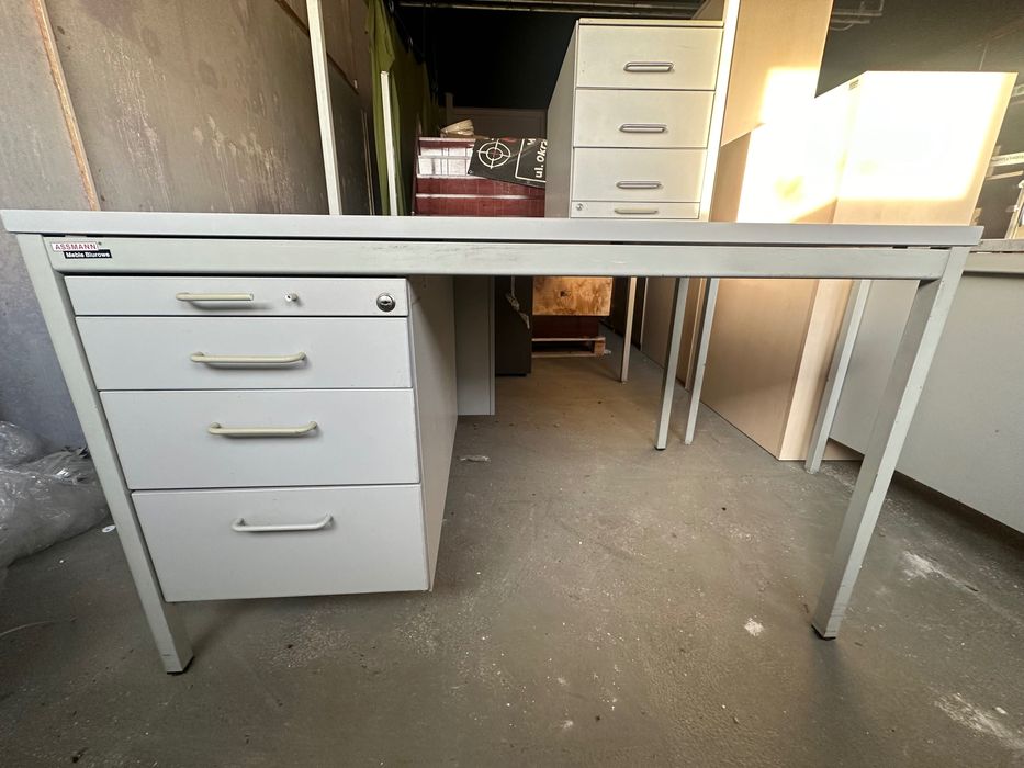 Biurko z kontenerkiem