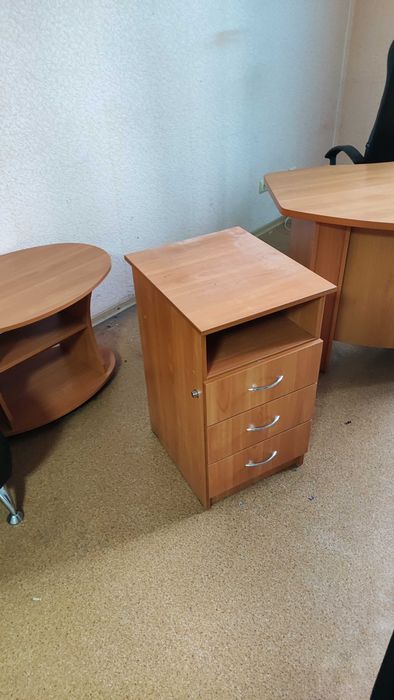 Офисная мебель, стенка, тумбочки, шкафы, столы