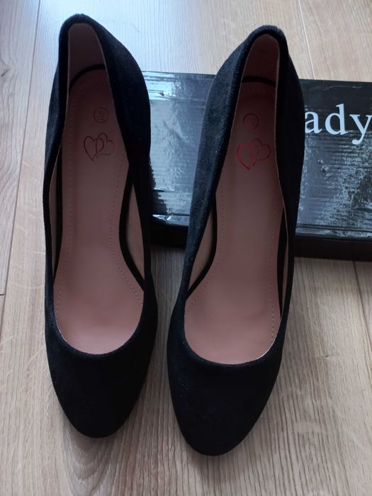 Czółenka zamszowe, czarne, rozm. 40