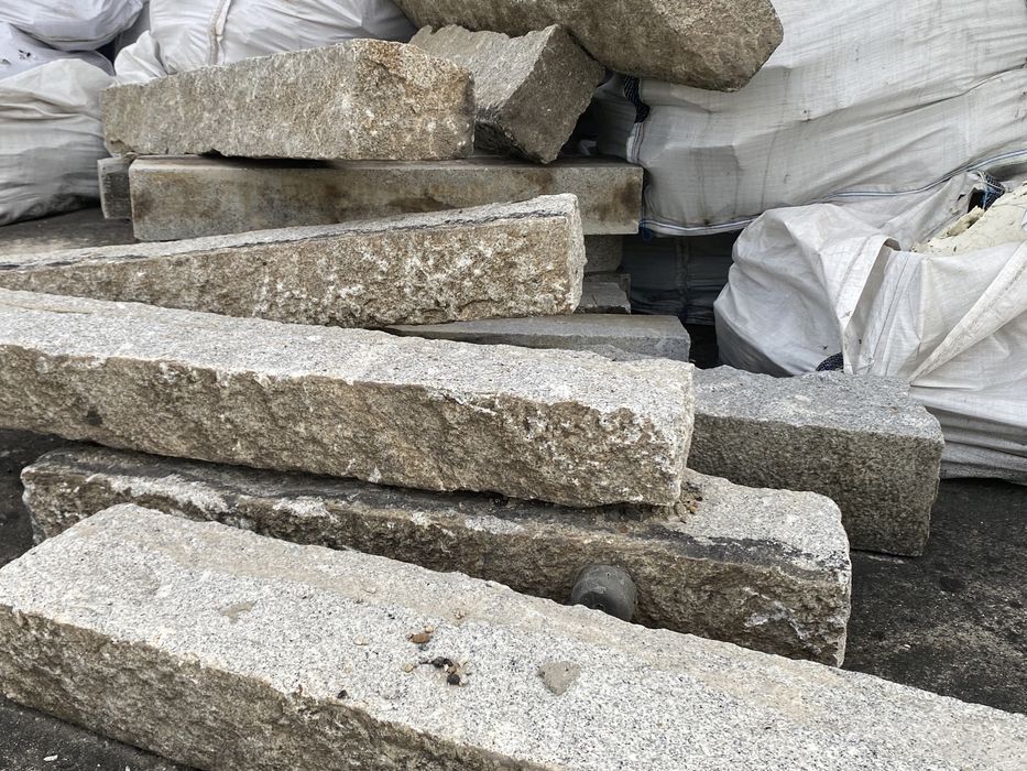 Cubos de Granito e Guias de Pedra usadas para venda