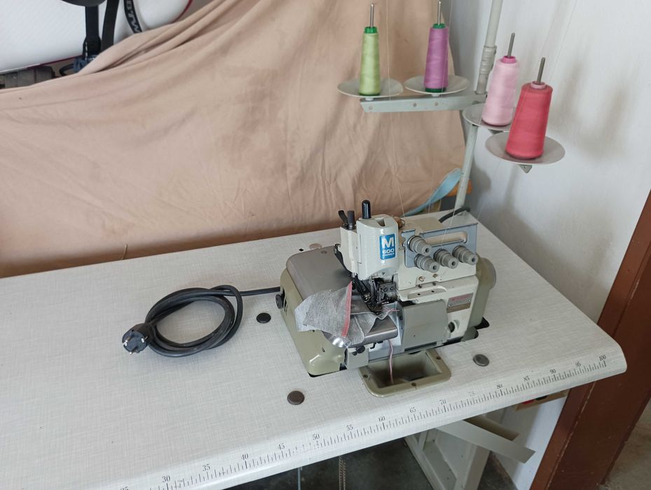 Máquina de corte e cose