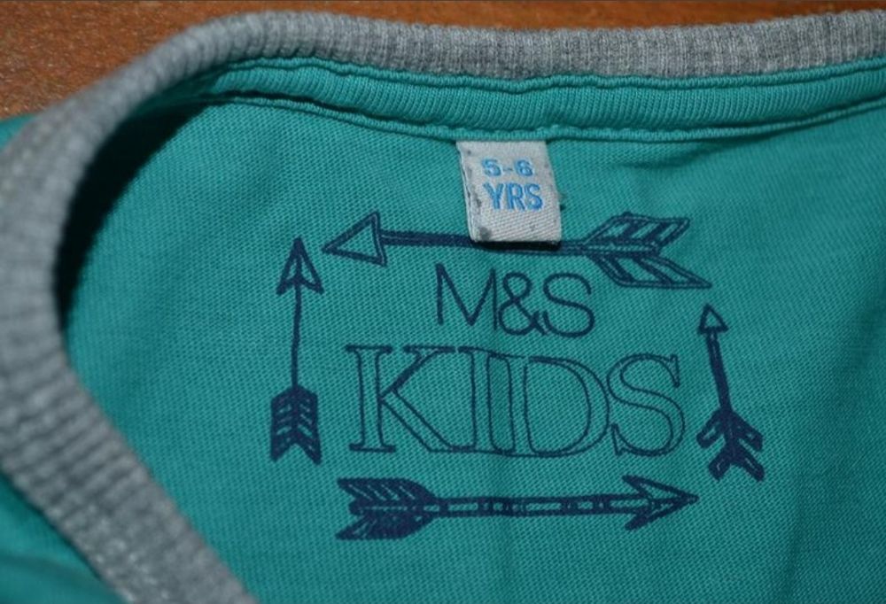 Футболка на длинный рукав 5-6 лет.
Идеальный вариант для сада)
Очень х