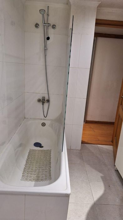 Quarto  em apartamento bem localizado