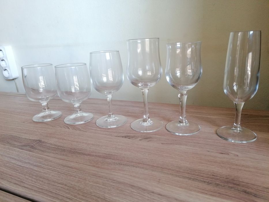 Vários conjuntos de copos