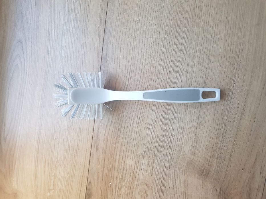 Nowa szczotka do mycia naczyń.