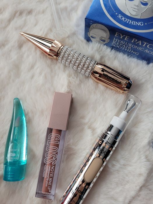 Zestaw kosmetyków perfumy magicznybpodklad płatki podnoczy błyszczyki