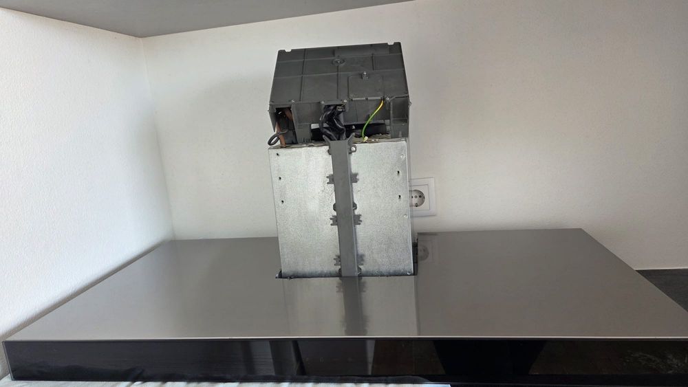 Exaustor Whirlpool em inox e vidro preto