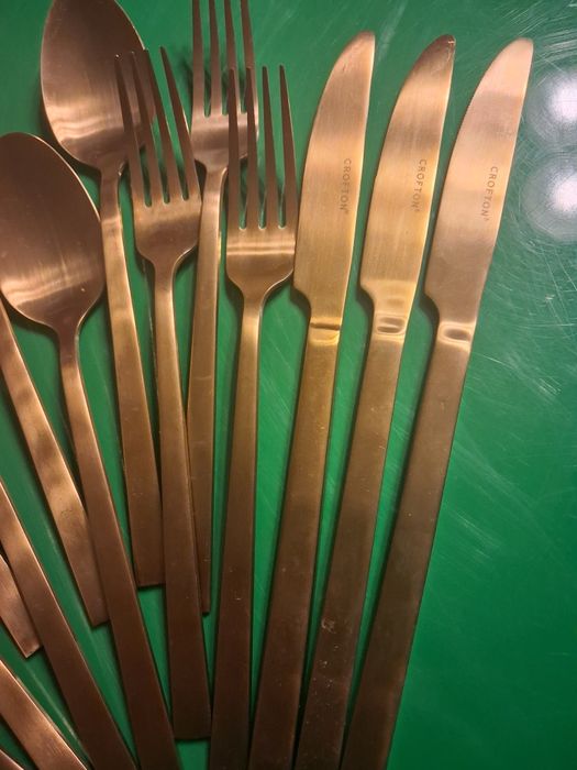 Sztućce Crofton, Złoty