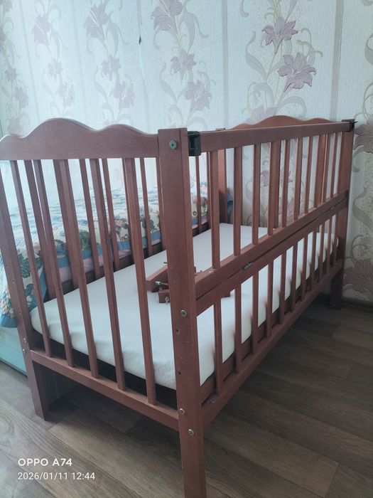 Ліжко дитяче з відкидним бортиком та маятником