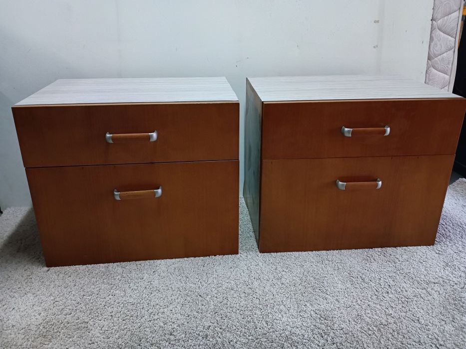 Par de mesinhas de cabeceira / camiseiro, medidas:60/42cm/50cm altura.