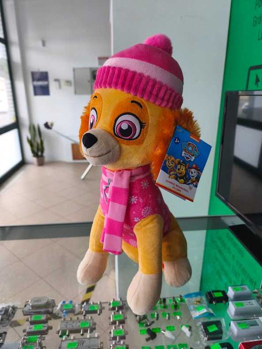 Peluche Patrulha Pata Skye de Inverno 45cm sentado