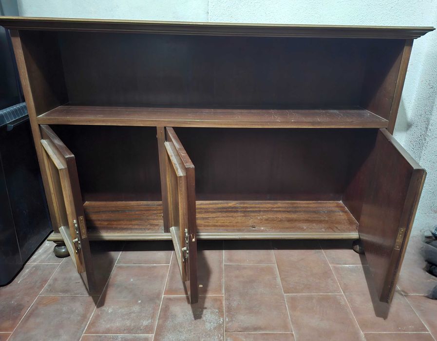 Aparador em madeira estilo clássico