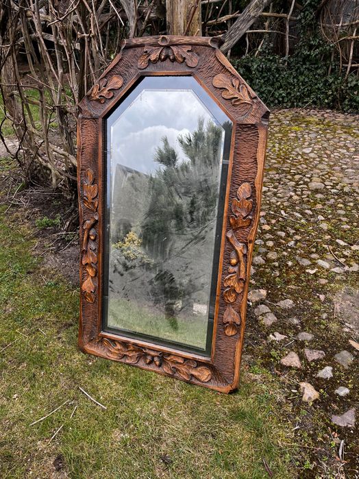 Lustro w ręcznie rzeźbionej drewnianej ramie