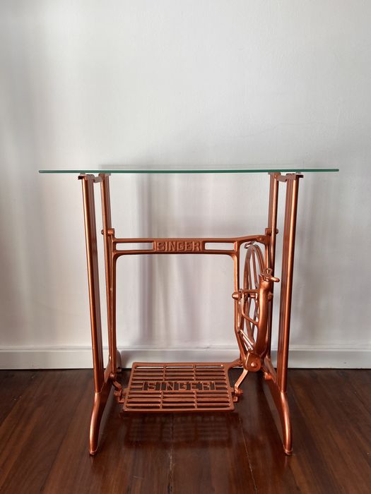 Mesa a partir de base de antiga máquina Singer