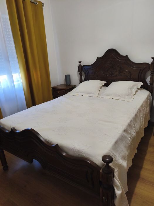 Cama antiga de casal (Com estrado em ripas e colchão)