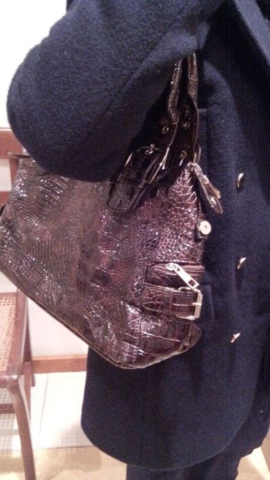 Carteira em verniz imitação de cobra