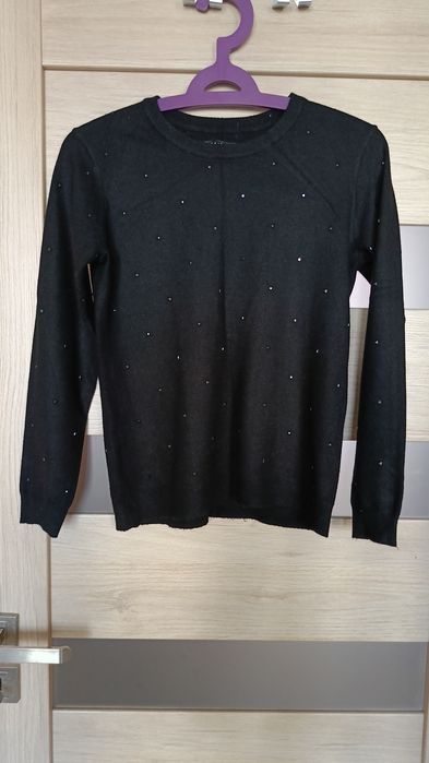 Czarny sweter z aplikacją