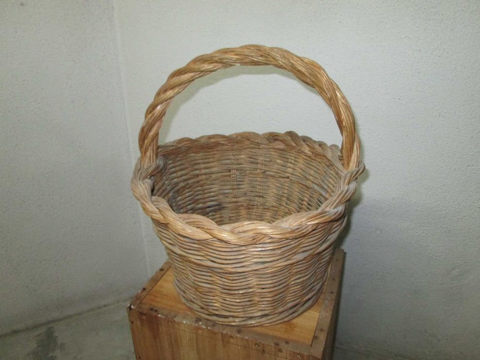 Cesto Antigo em verga para Utilização ou Decoração