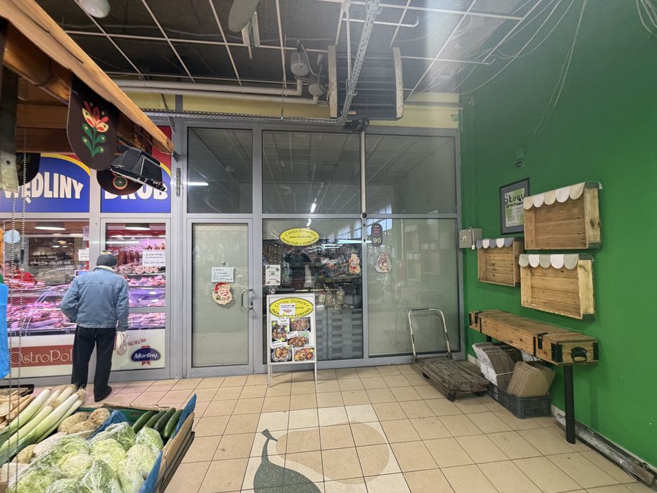 Sprzedam  lub wynajme lokal handlowo-uslugowy w centrum handlowym Szembeka