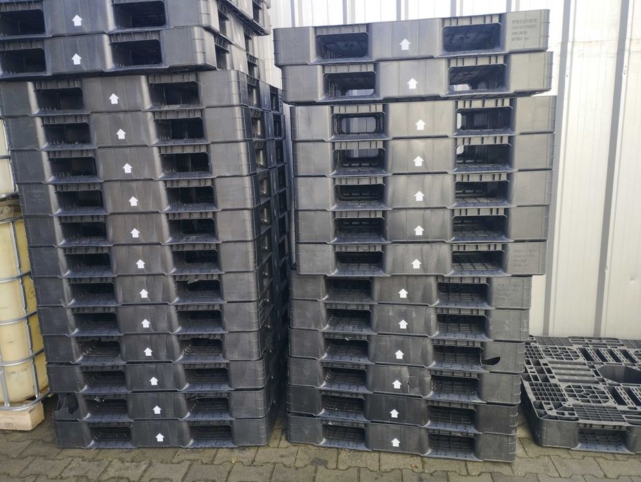 Palety plastikowe 110x110x15 używane.
