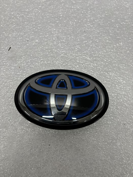 Toyota Corolla E21 Yaris IV emblemat pod radar przód znaczek logo