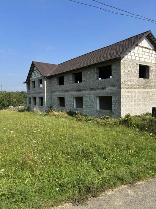 Продається 2-х поверхова забудова під готель в с. Солочин