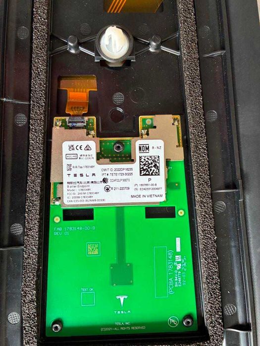 Накладка правої стійки з камерою Tesla Model Y 2024 (1785300-00-В)