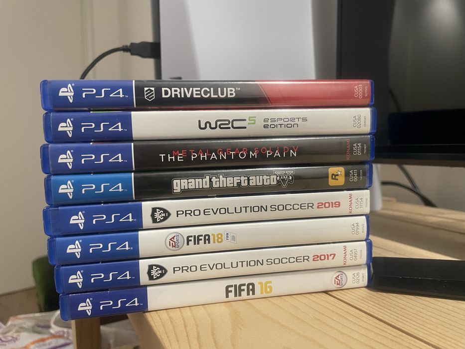 Playstation 4 pro +comando+ 17 jogos (9 selados)