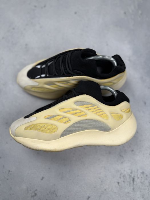 Buty Adidas Yeezy 700 V3 Safflower Glow In The Dark Sneakers Hype