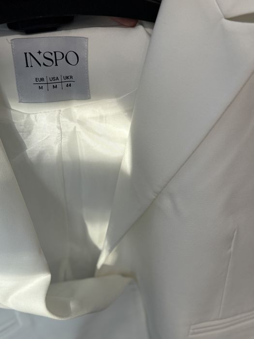 Костюм жіночий з вкороченим жакетом