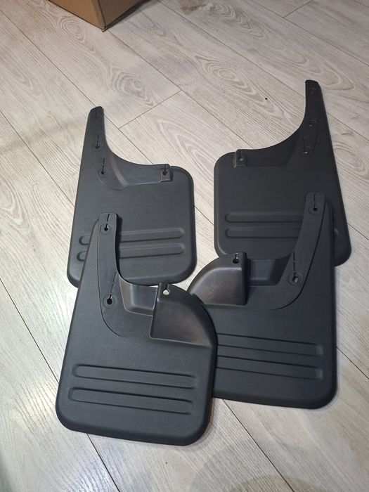 Toyota Hilux VIII 2015+ – Chlapacze dedykowane komplet