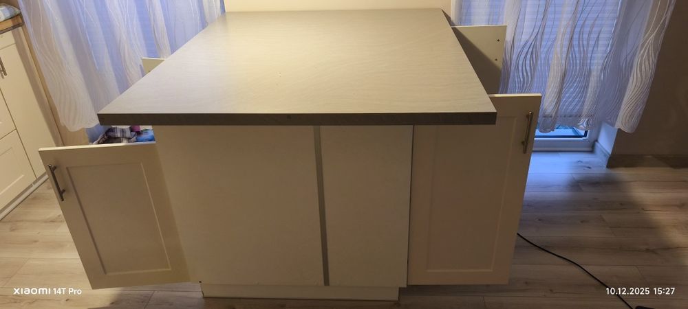 Meble kuchenne: wyspa + krzesła