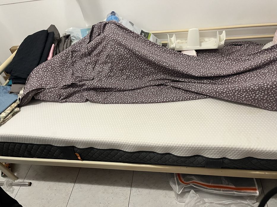 Cama solteiro e com colchao hybridi Emma.