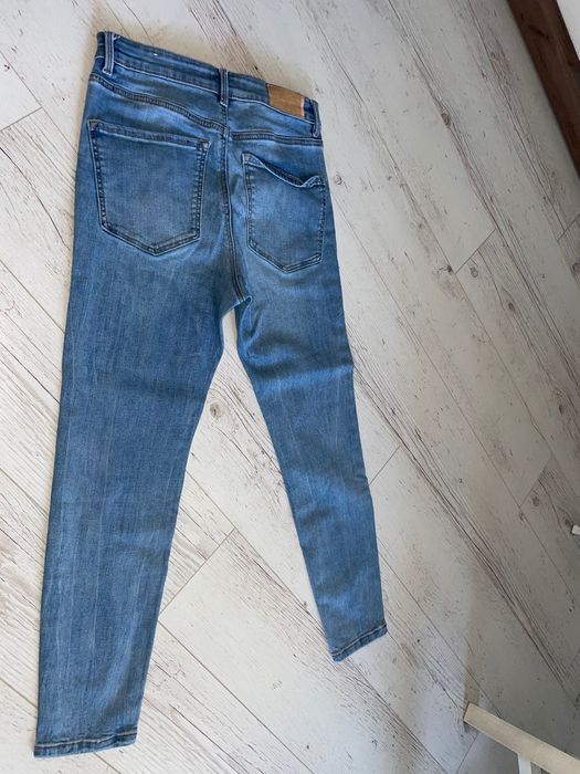 Jeansy stradivarius 40
