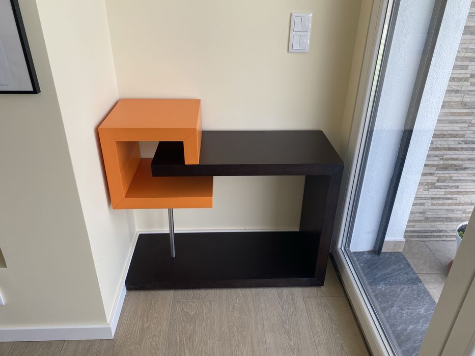 Movel de Apoio Moderno em wengue