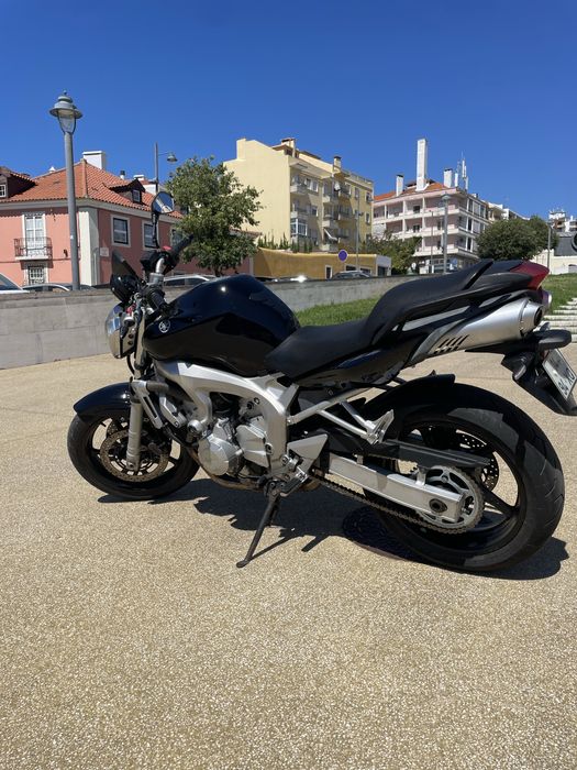 Yamaha FZ6 + Top case GIVI Blade