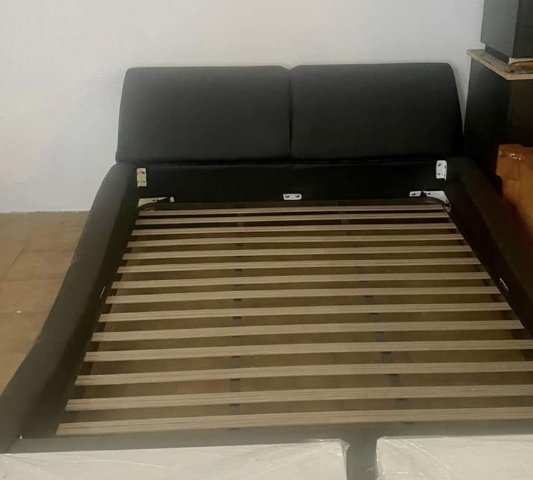 Cama estofada preta