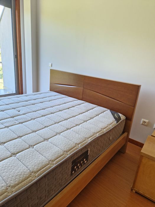 Cama com colchão e mesas de cabeceira