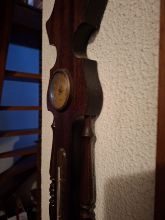 Relógio de parede em madeira escura