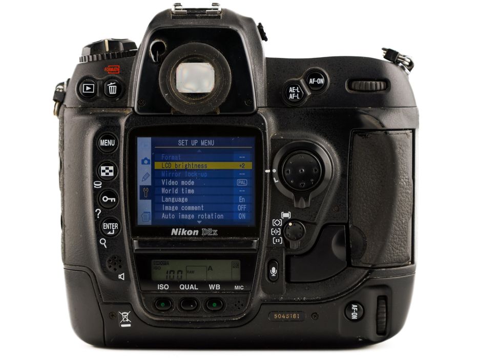 Lustrzanka Nikon D2x z ładowarką - przebieg 89790