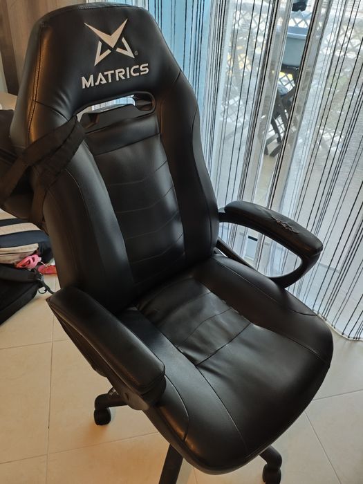Cadeira gaming preta Matrics em pele sintética
