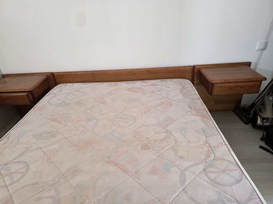 Cama de casal  completa.